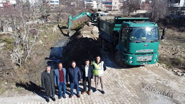 Hacıpınar Mahallesinde bulunan Dere Islah Çalışmalarına Başlandı